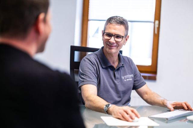 Dr. Brink-Bacci in Patientengespräch