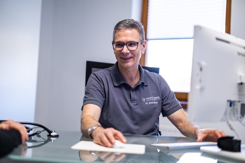 Dr. Brink-Bacci bei Patientengespräch